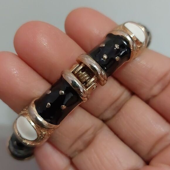 Vintage Black White Enameled Gold Tong Tone Hinged Bangle Bracelet - Picture 5 of 6
